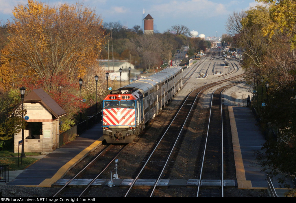 METX 122 rolls to a stop at Highlands